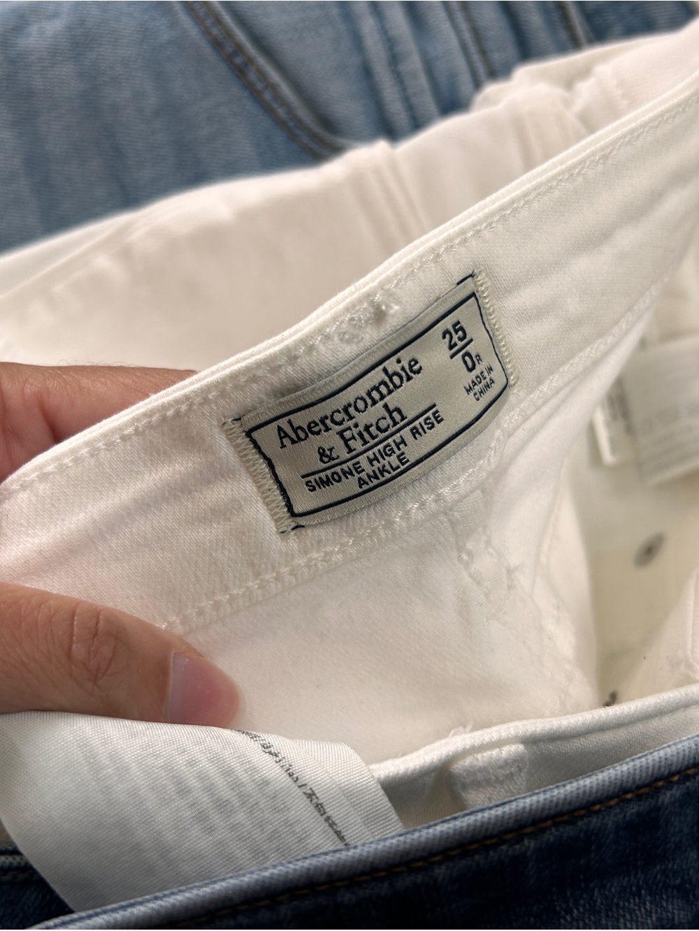 25/0 R - Abercrombie & Fitch Women’s Skinny Jeans - Various washes - Picture 5 of 8